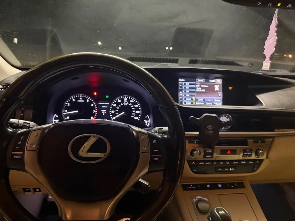 2015 Lexus ES 6th Gen - Image 5 of 10