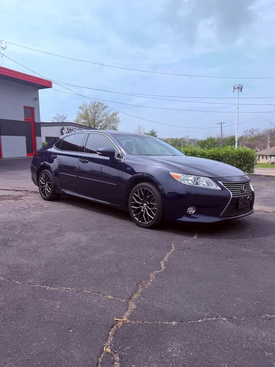 2015 Lexus ES 6th Gen - Image 2 of 9