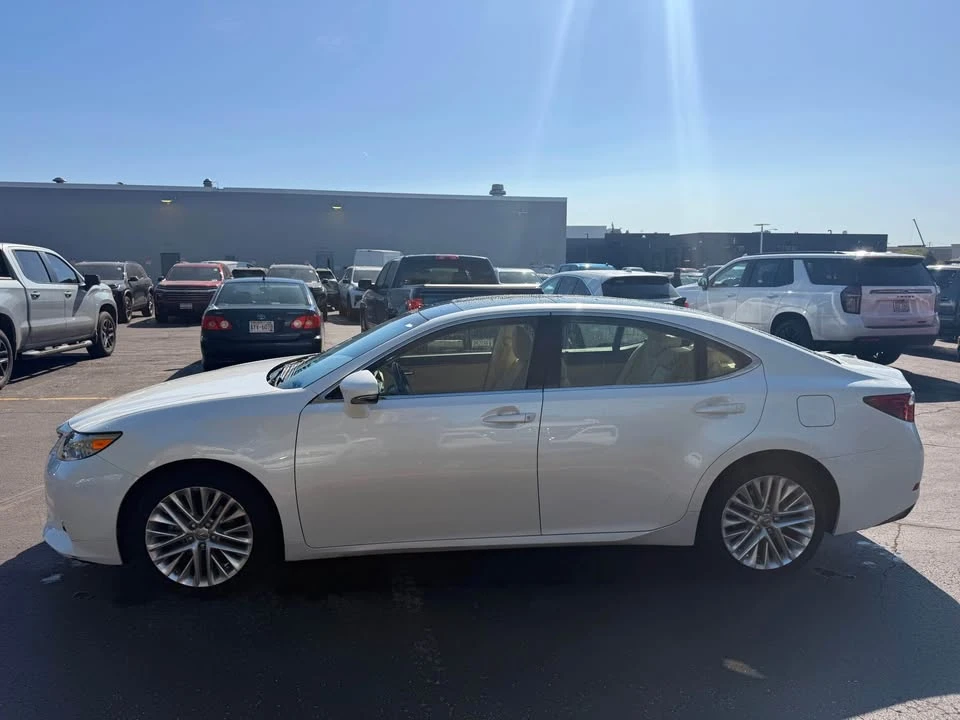 2015 Lexus ES 6th Gen - Image 2 of 19