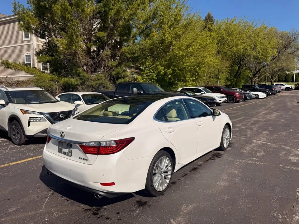2015 Lexus ES 6th Gen - Image 4 of 19