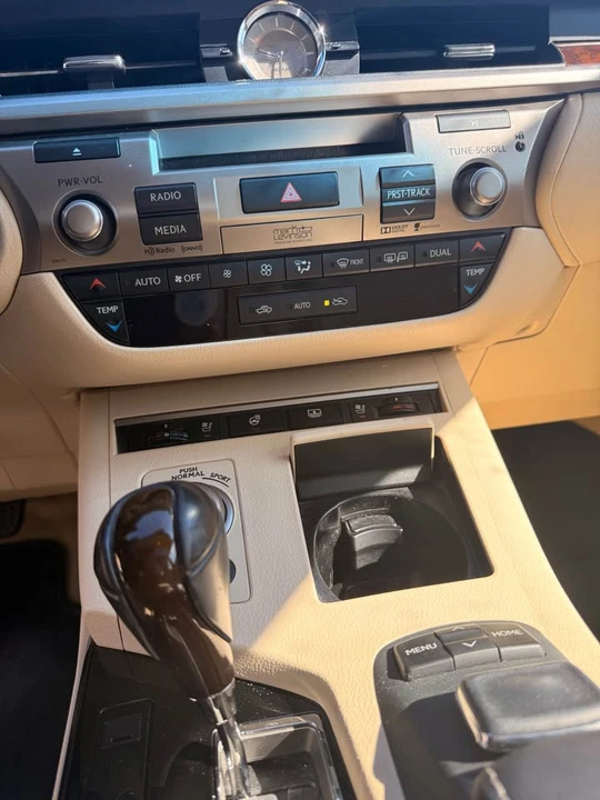 2015 Lexus ES 6th Gen - Image 18 of 19
