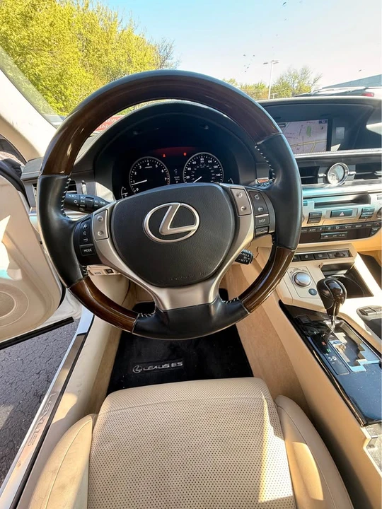 2015 Lexus ES 6th Gen - Image 16 of 19