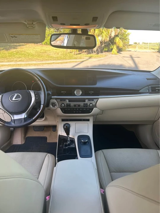 2015 Lexus ES 6th Gen - Image 10 of 15