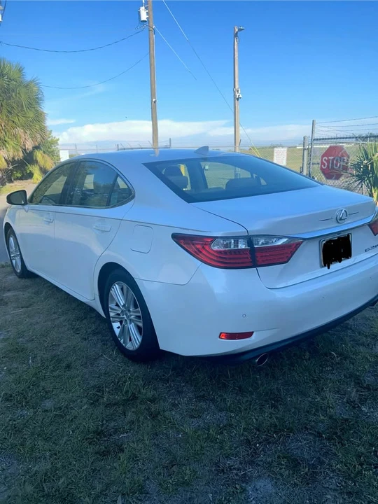 2015 Lexus ES 6th Gen - Image 2 of 15