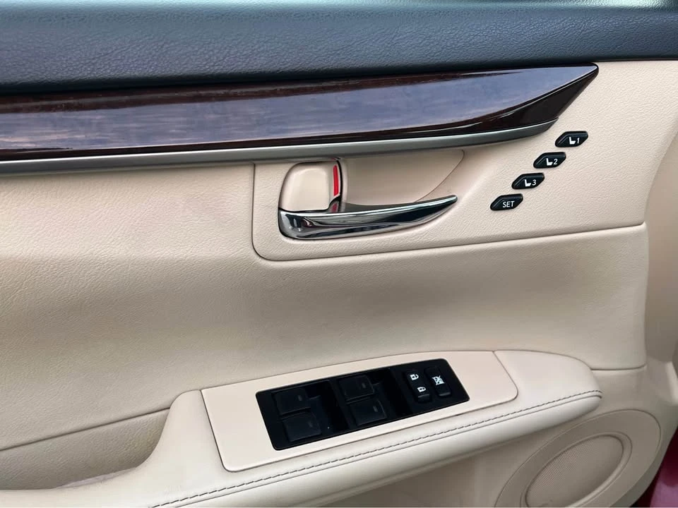 2015 Lexus ES 6th Gen - Image 13 of 15