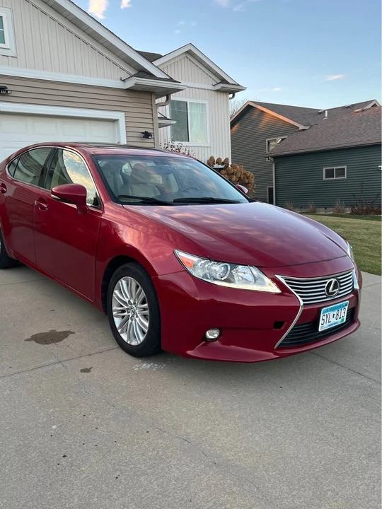 2015 Lexus ES 6th Gen - Image 3 of 15