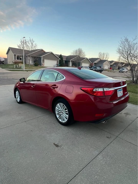 2015 Lexus ES 6th Gen - Image 2 of 15