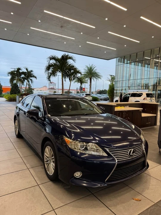 2015 Lexus ES 6th Gen - Image 2 of 15
