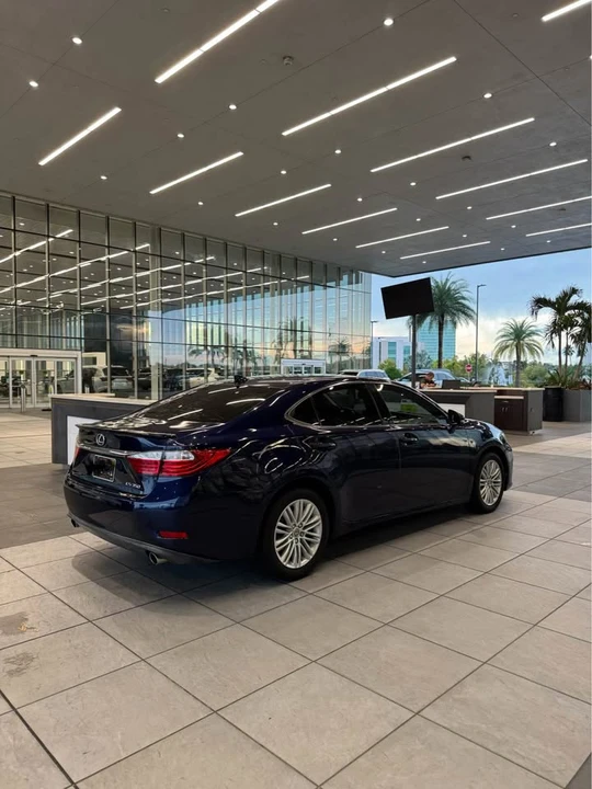 2015 Lexus ES 6th Gen - Image 4 of 15