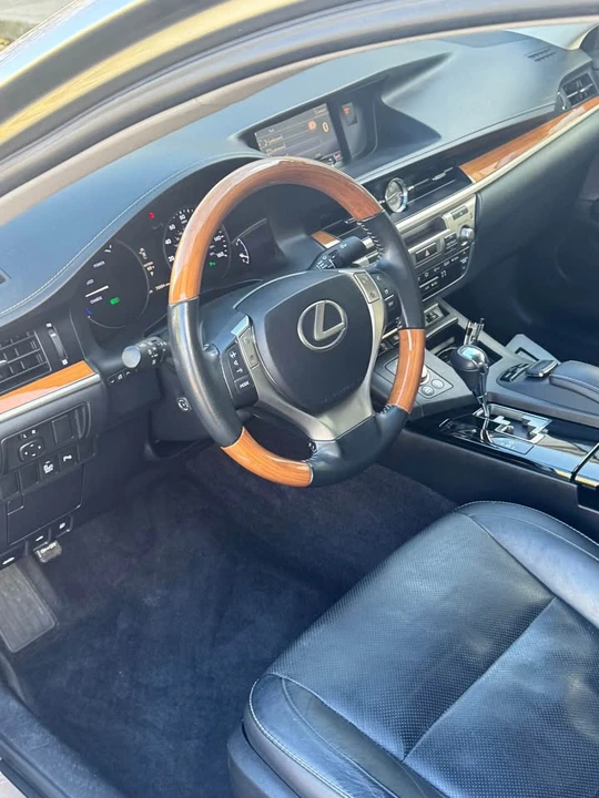 2015 Lexus ES 6th Gen - Image 8 of 16