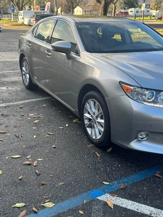 2015 Lexus ES 6th Gen - Image 4 of 16