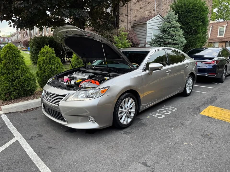 2015 Lexus ES 6th Gen - Image 2 of 16
