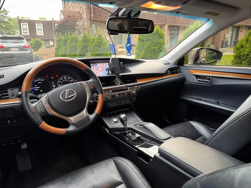 2015 Lexus ES 6th Gen - Image 10 of 16