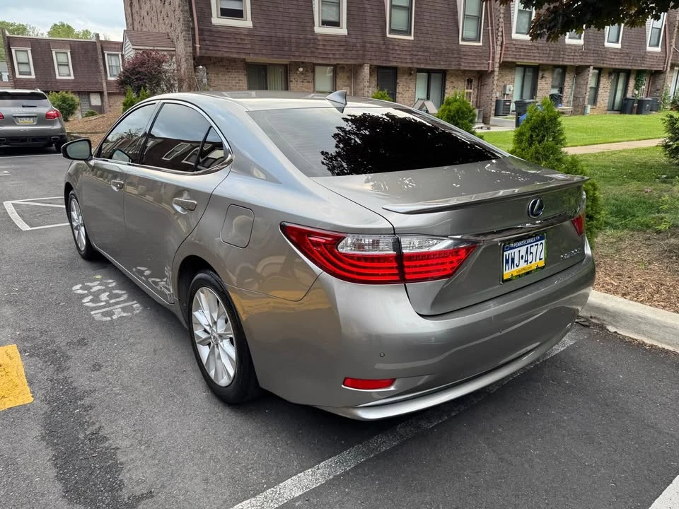 2015 Lexus ES 6th Gen - Image 8 of 16