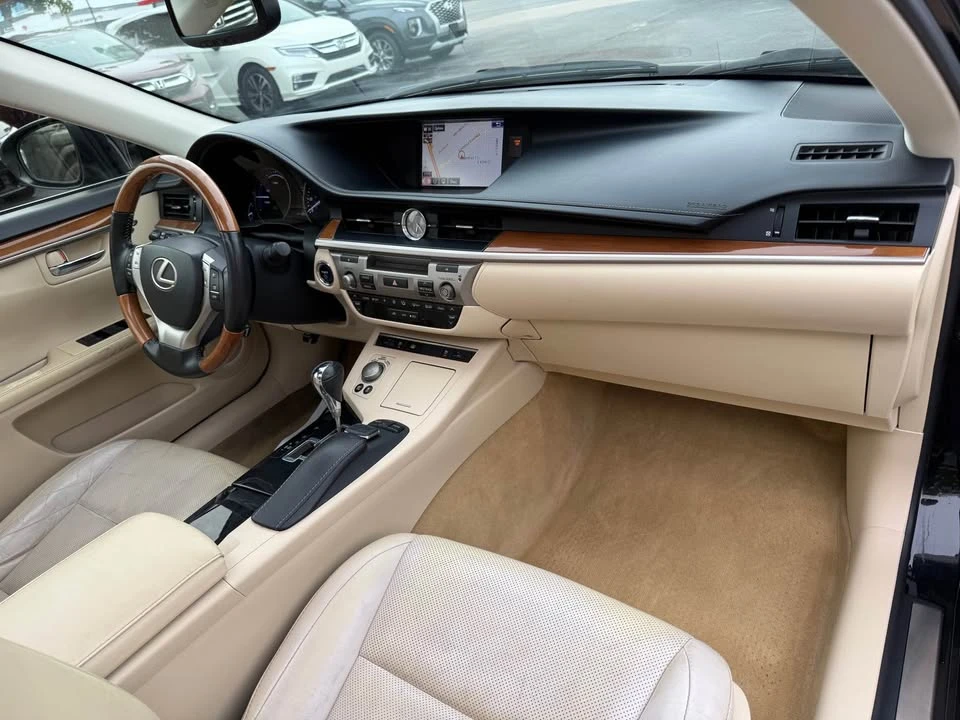 2015 Lexus ES 6th Gen - Image 15 of 20