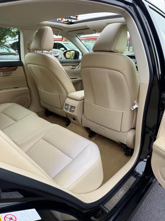 2015 Lexus ES 6th Gen - Image 16 of 20