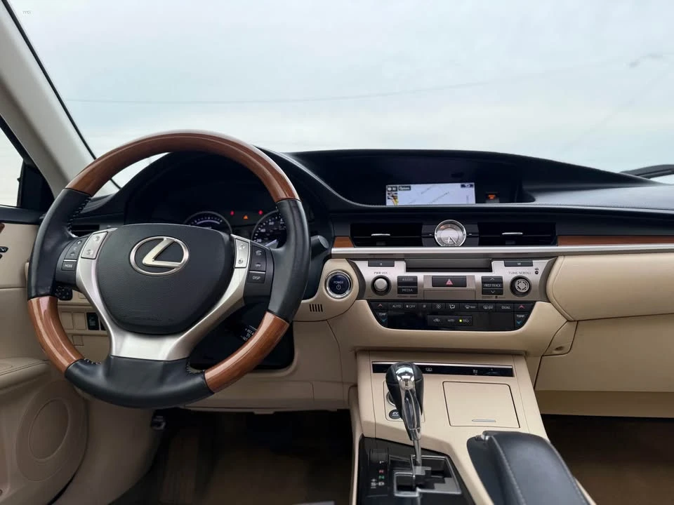 2015 Lexus ES 6th Gen - Image 17 of 20
