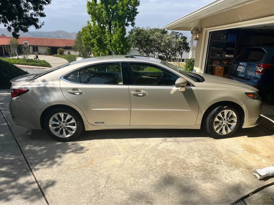 2015 Lexus ES 6th Gen - Image 2 of 10