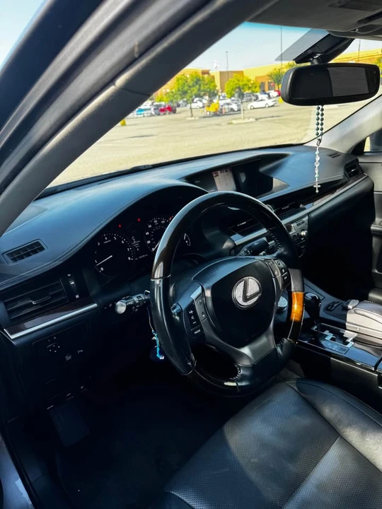 2015 Lexus ES 6th Gen - Image 8 of 17