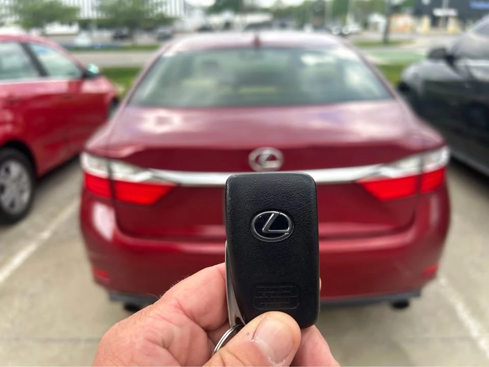 2015 Lexus ES 6th Gen - Image 7 of 8
