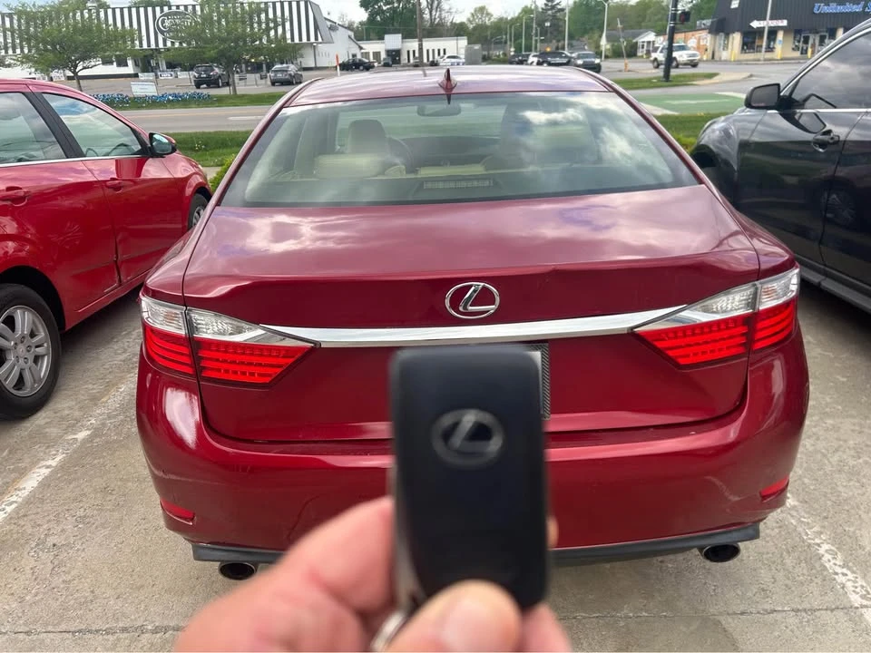 2015 Lexus ES 6th Gen - Image 6 of 8