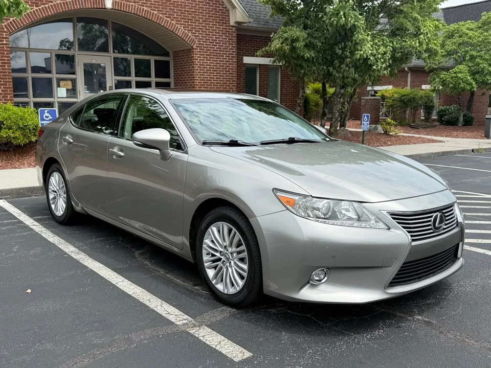 2015 Lexus ES 6th Gen - Image 2 of 13