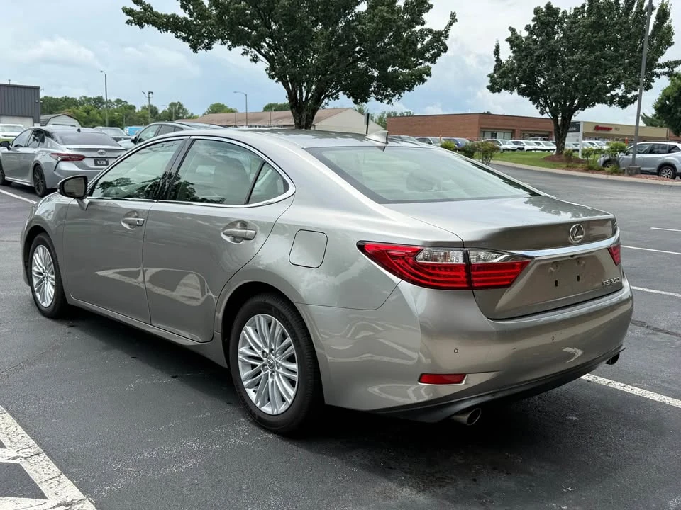 2015 Lexus ES 6th Gen - Image 4 of 13