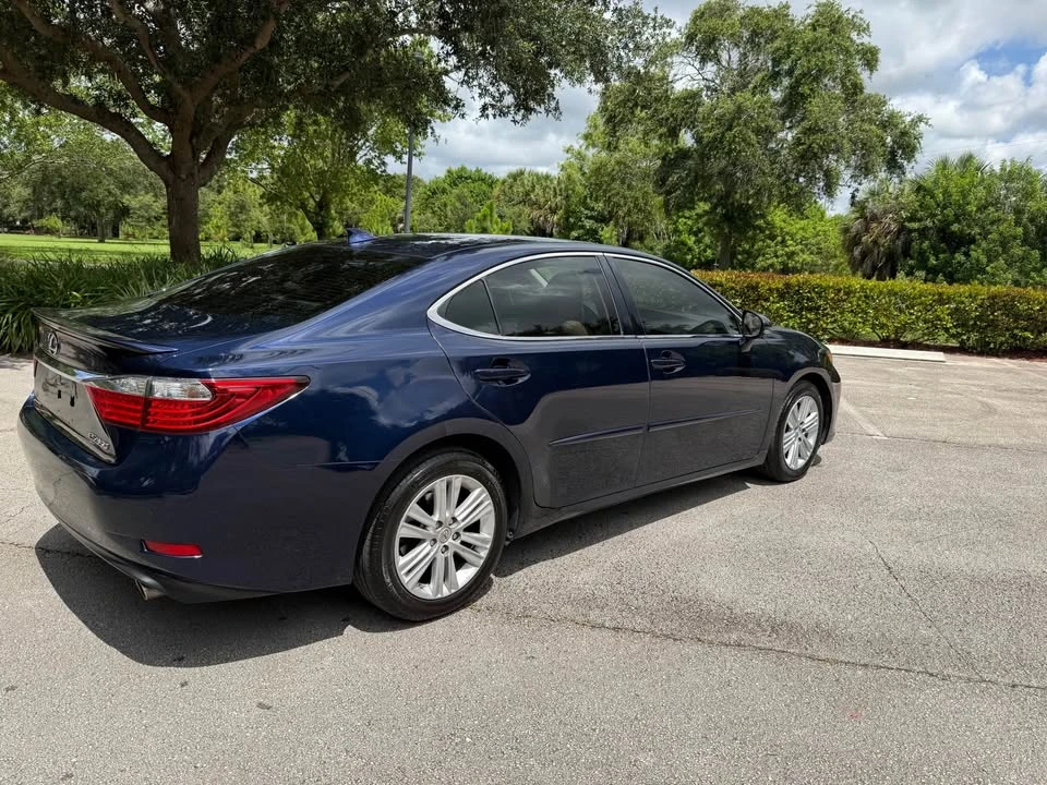 2015 Lexus ES 6th Gen - Image 5 of 14