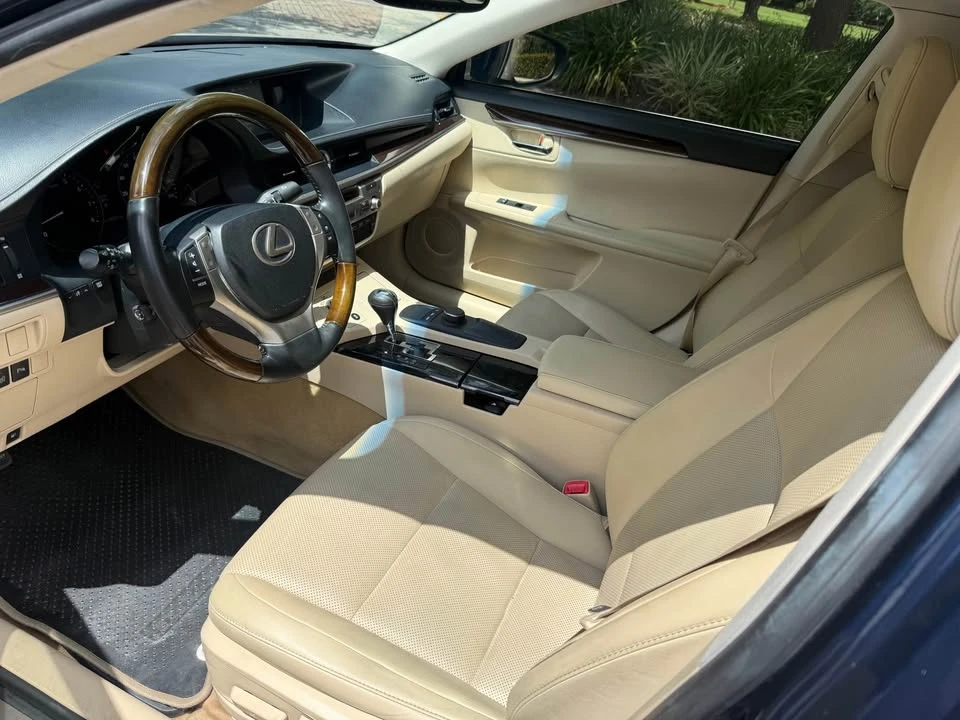 2015 Lexus ES 6th Gen - Image 9 of 14