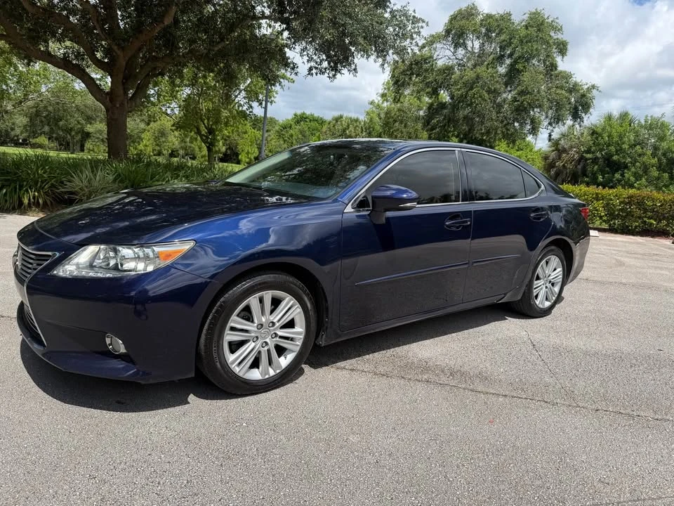 2015 Lexus ES 6th Gen - Image 2 of 14