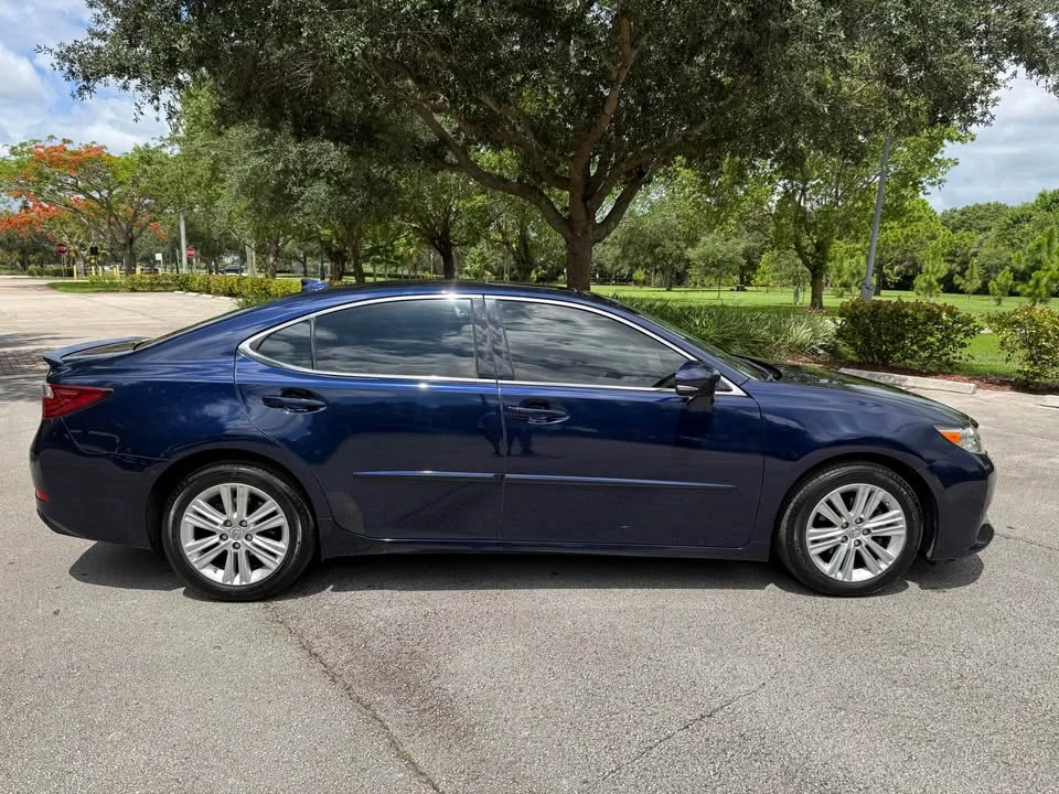 2015 Lexus ES 6th Gen - Image 3 of 14
