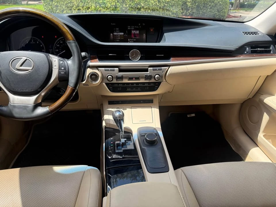 2015 Lexus ES 6th Gen - Image 10 of 14