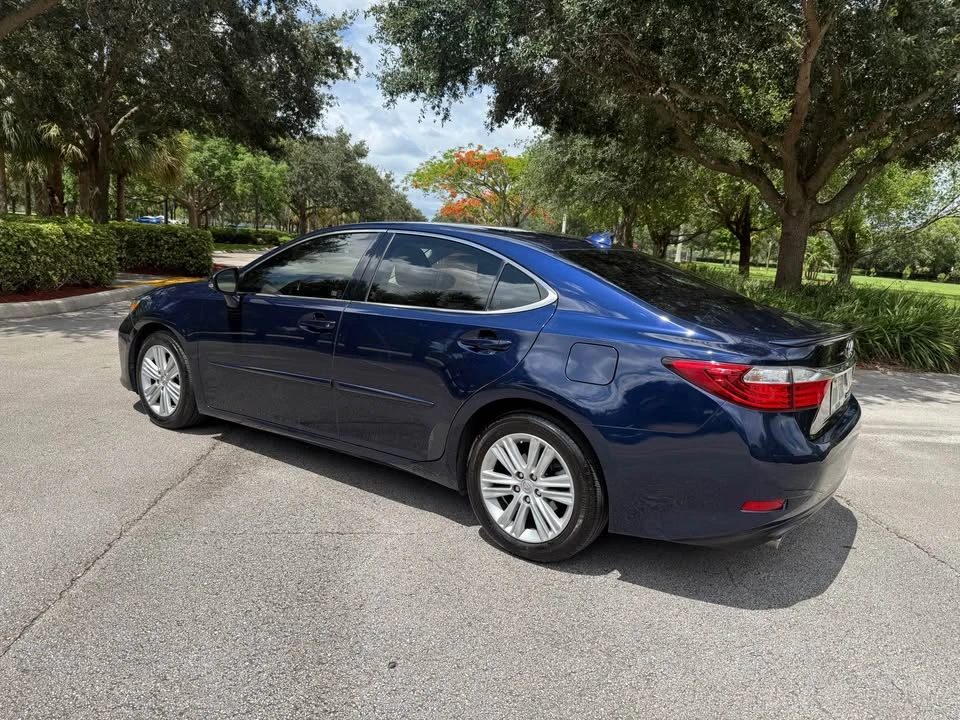 2015 Lexus ES 6th Gen - Image 6 of 14