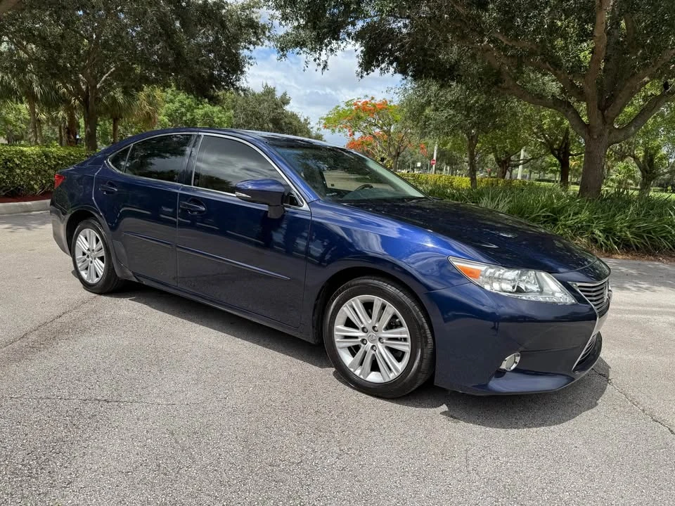 2015 Lexus ES 6th Gen - Image 4 of 14