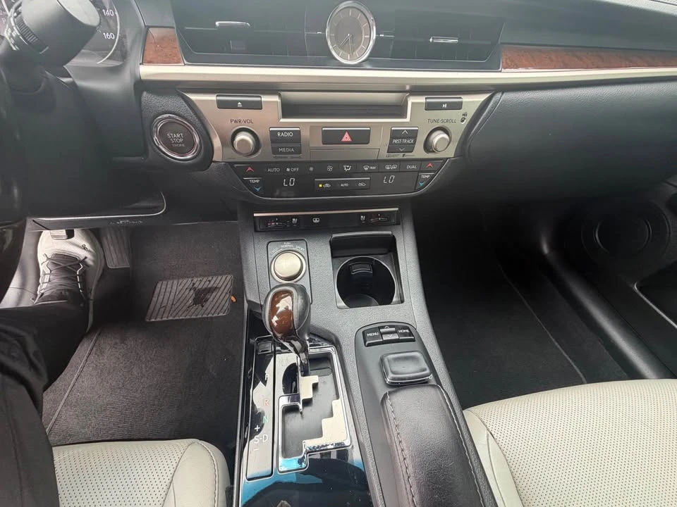 2015 Lexus ES 6th Gen - Image 15 of 16