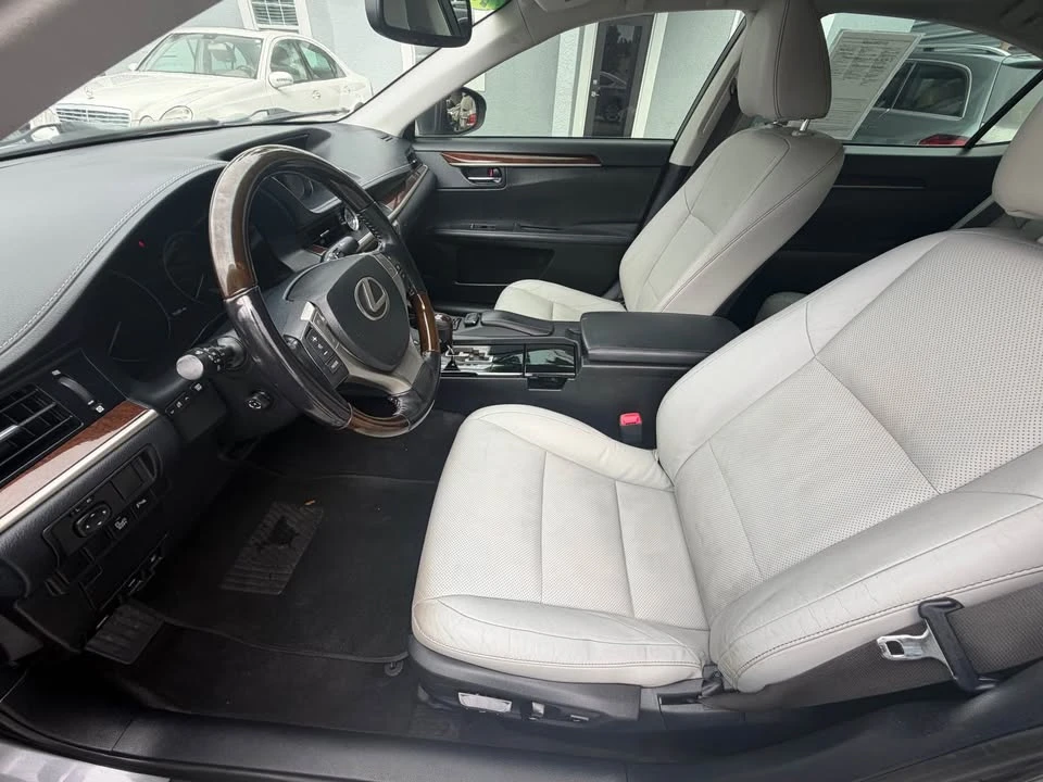 2015 Lexus ES 6th Gen - Image 11 of 16
