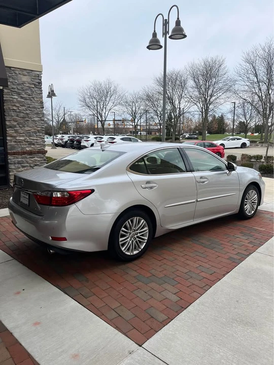 2015 Lexus ES 6th Gen - Image 9 of 19