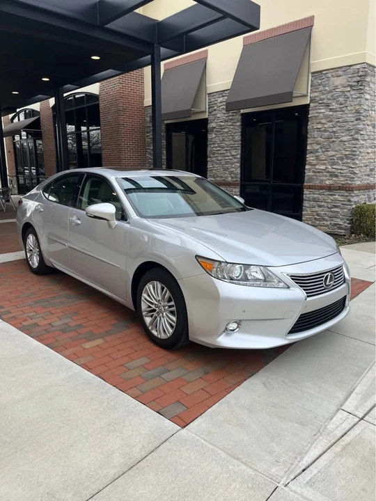 2015 Lexus ES 6th Gen - Image 10 of 19