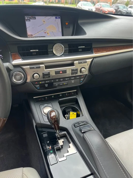 2015 Lexus ES 6th Gen - Image 14 of 19