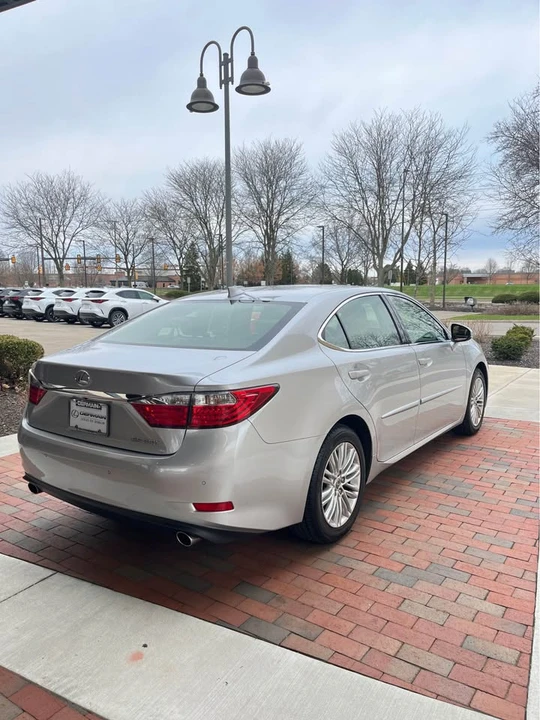 2015 Lexus ES 6th Gen - Image 8 of 19