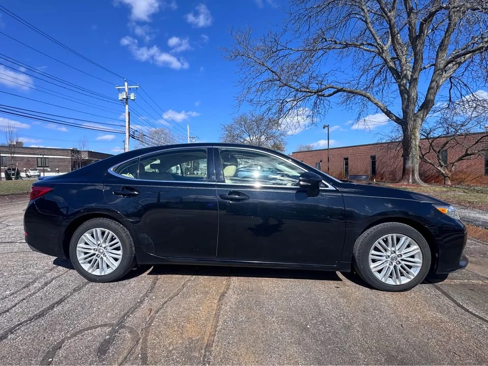 2015 Lexus ES 6th Gen - Image 2 of 18