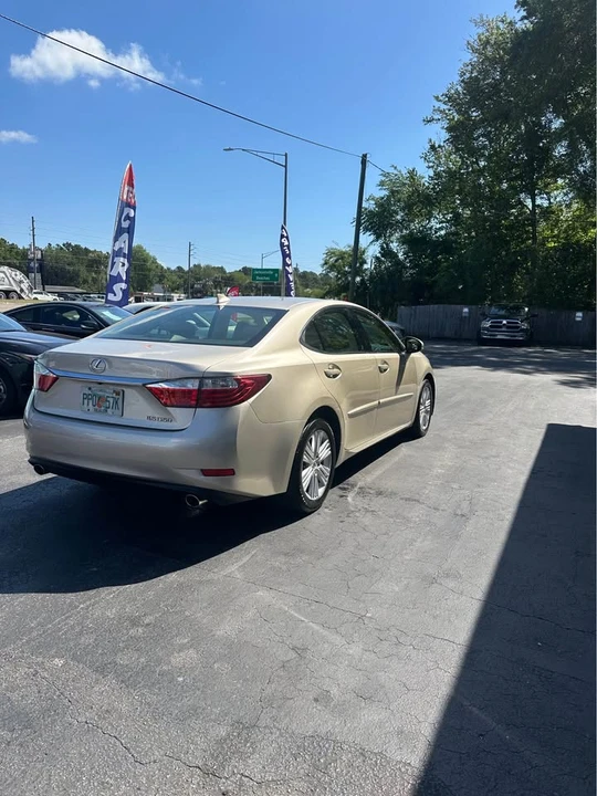 2015 Lexus ES 6th Gen - Image 4 of 10