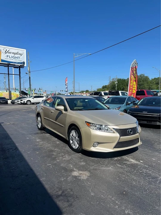 2015 Lexus ES 6th Gen - Image 3 of 10