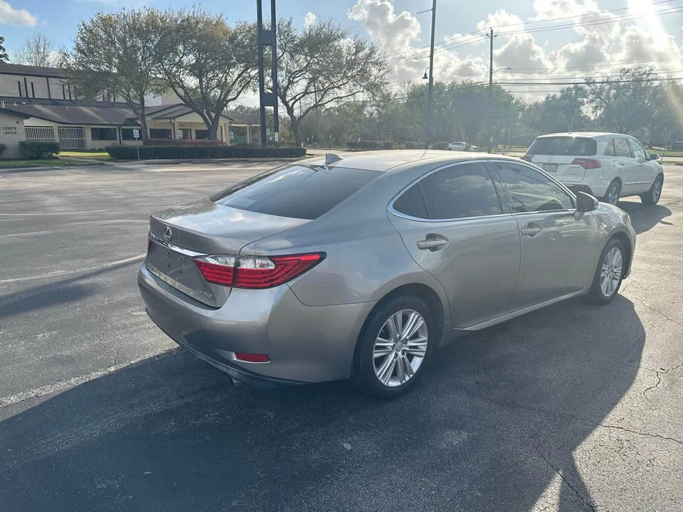 2015 Lexus ES 6th Gen - Image 5 of 7