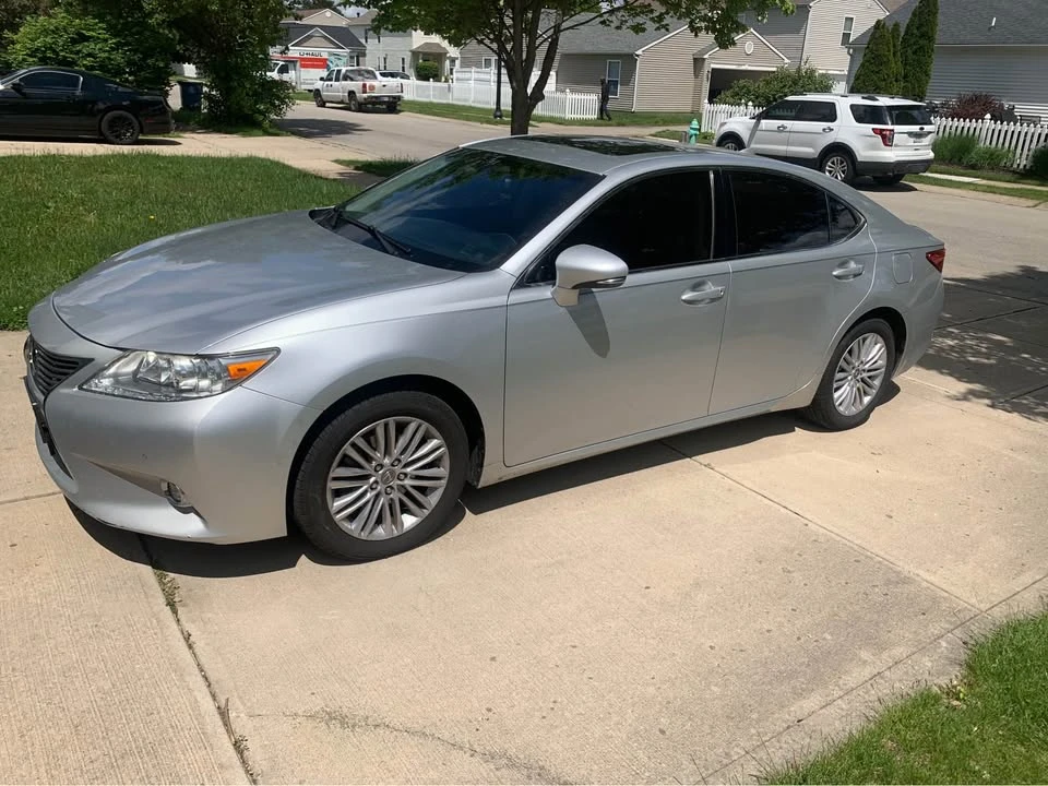 2015 Lexus ES 6th Gen - Image 2 of 14