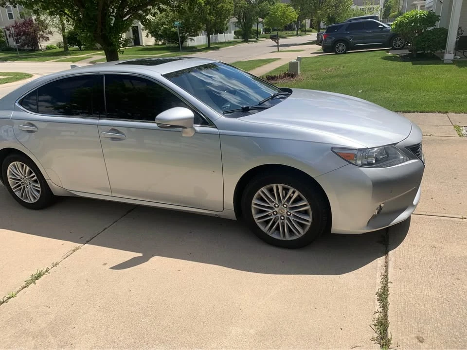 2015 Lexus ES 6th Gen - Image 5 of 14