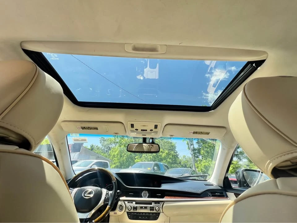 2015 Lexus ES 6th Gen - Image 11 of 17