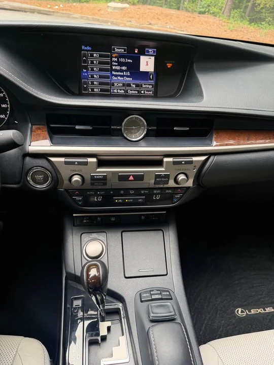 2015 Lexus ES 6th Gen - Image 15 of 20
