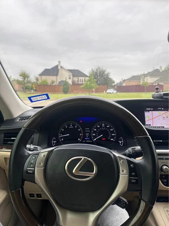 2015 Lexus ES 6th Gen - Image 10 of 13