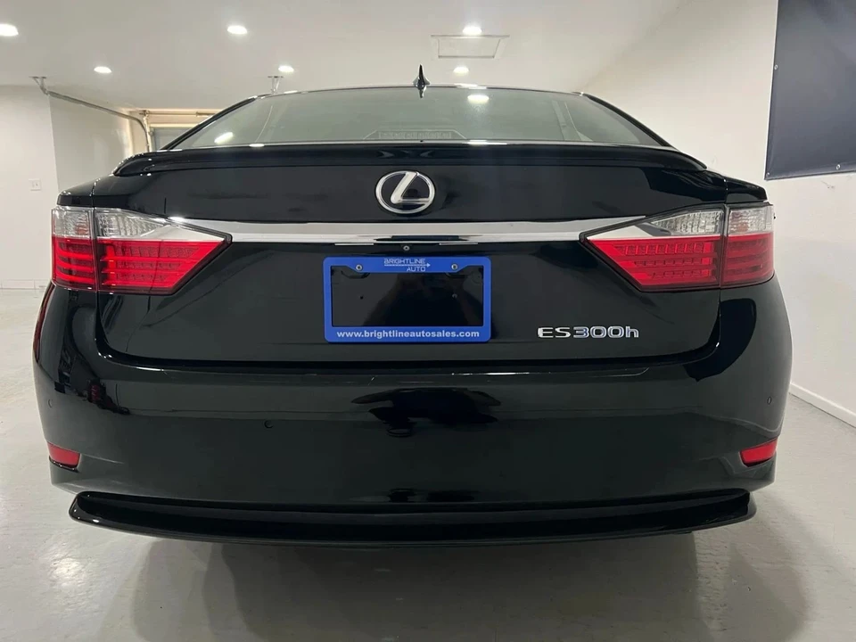 2015 Lexus ES 6th Gen - Image 4 of 17